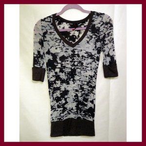Michelle size M Abstract knit V-neck top